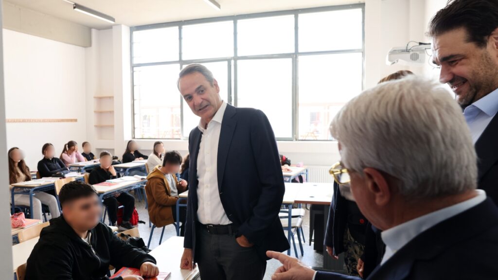 Στον Ασπρόπυργο ο Μητσοτάκης: Επισκέφθηκε το νέο Γυμνάσιο της πόλης – “Συνειδητή επιλογή η ανάταξη των σχολικών υποδομών”