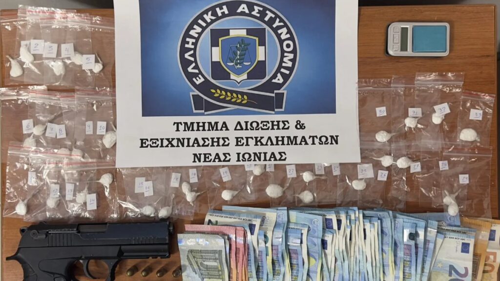 Νέα Ιωνία: «Ορμητήριο» διακίνησης ναρκωτικών το σπίτι δύο ανδρών – Κοκαΐνη, όπλο και ρευματοκλοπή