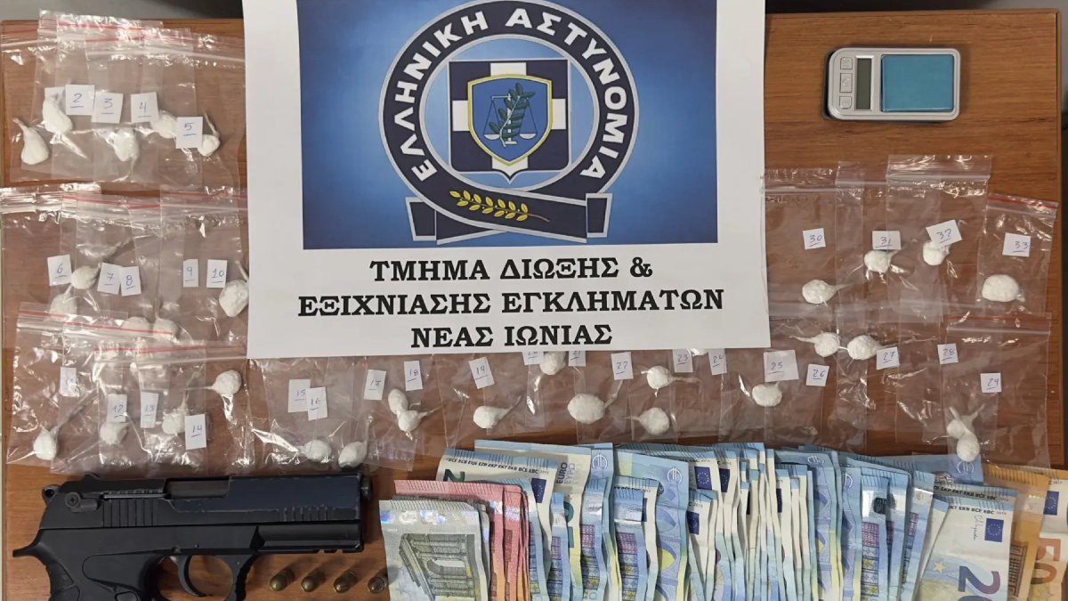 Νέα Ιωνία: «Ορμητήριο» διακίνησης ναρκωτικών το σπίτι δύο ανδρών – Κοκαΐνη, όπλο και ρευματοκλοπή