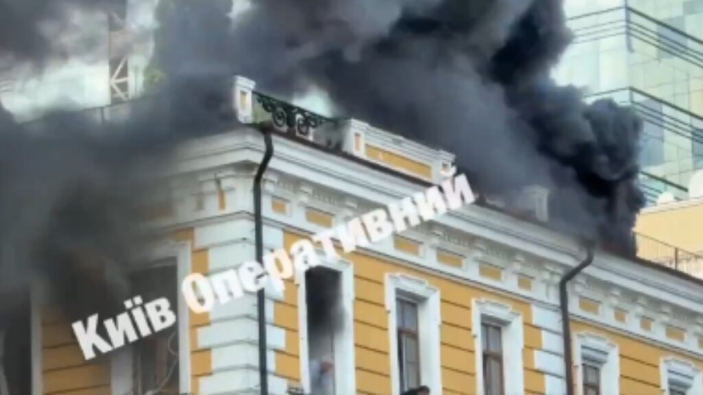 Ουκρανία: Η Ρωσία χτύπησε κτίριο της Ακαδημίας Επιστημών στο Κίεβο – Άνθρωποι κρέμονται από τα παράθυρα (βίντεο)