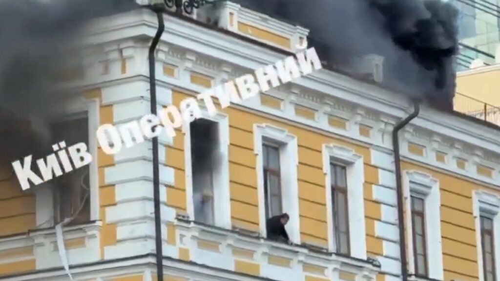 Ουκρανία: Η Ρωσία χτύπησε κτίριο της Ακαδημίας Επιστημών στο Κίεβο – Άνθρωποι κρέμονται από τα παράθυρα (βίντεο)
