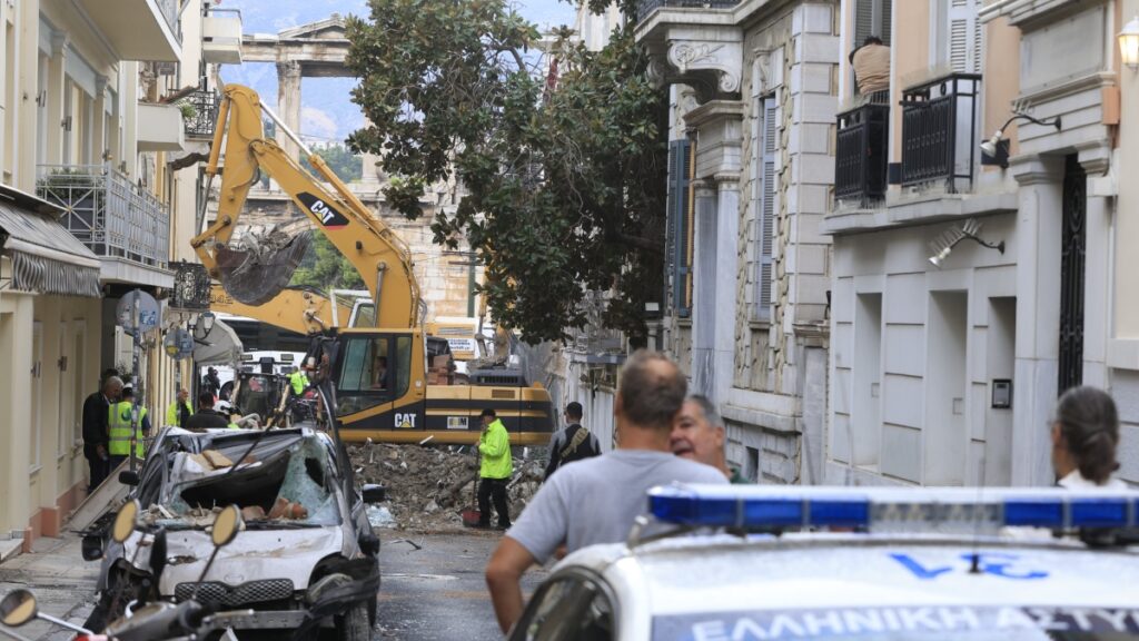 Πλάκα: Συνεχίζονται οι έρευνες για τους πέντε αγνοούμενους – Σοβαρές ζημιές και σε διπλανά κτήρια