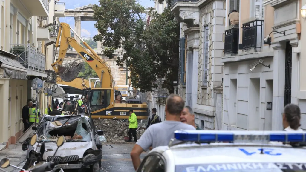 Πλάκα: Συνεχίζονται οι έρευνες για τους πέντε αγνοούμενους – Σοβαρές ζημιές και σε διπλανά κτήρια