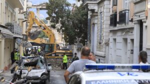 Πλάκα: Συνεχίζονται οι έρευνες για τους πέντε αγνοούμενους – Σοβαρές ζημιές και σε διπλανά κτήρια