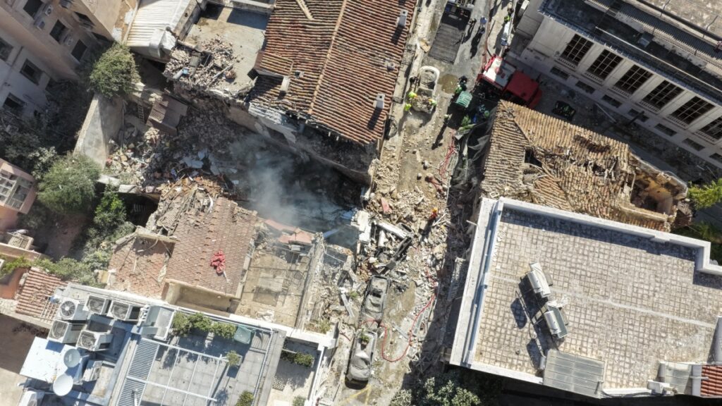 Πλάκα: Σε εξέλιξη οι έρευνες για τα αίτια της έκρηξης – Ολοκληρωτική η καταστροφή στο κτήριο (φωτογραφίες)