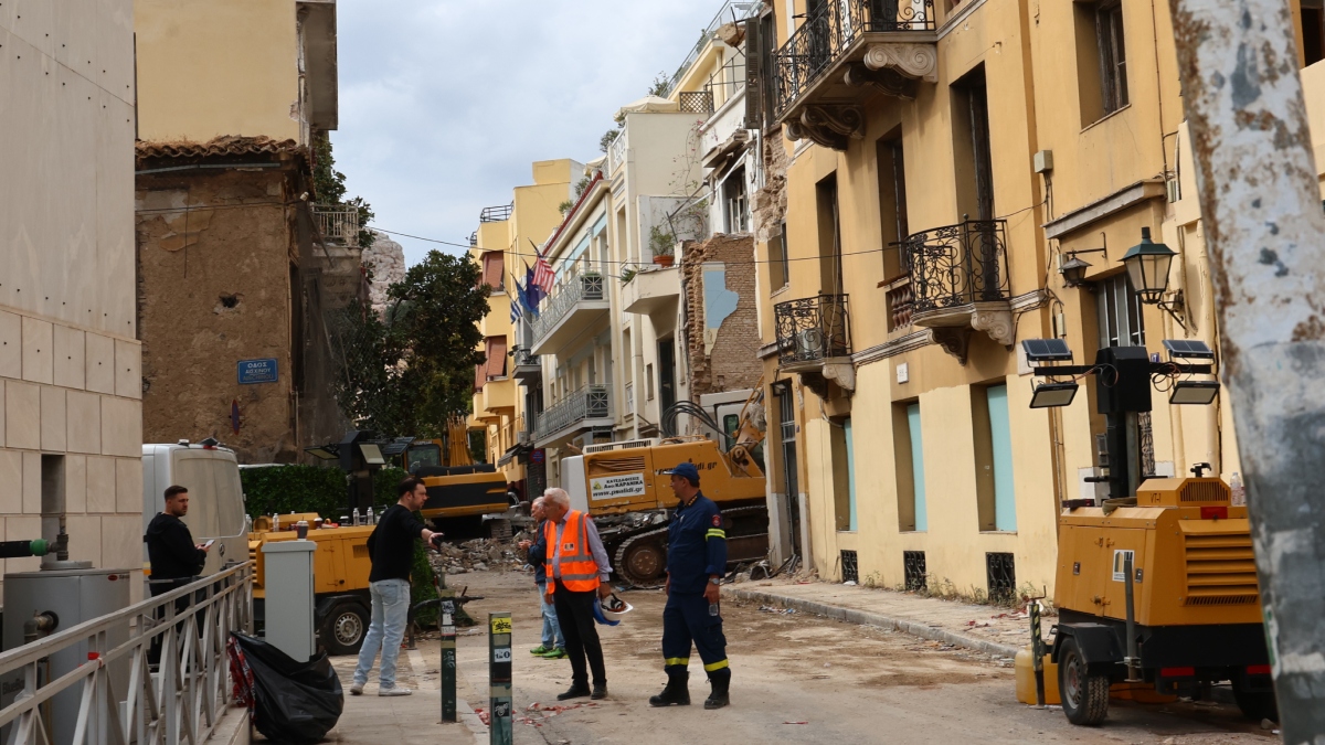 Πλάκα: “Δεν υπήρξε κάποια καταγγελία για οσμή αερίου πριν από την έκρηξη” λέει η Πυροσβεστική