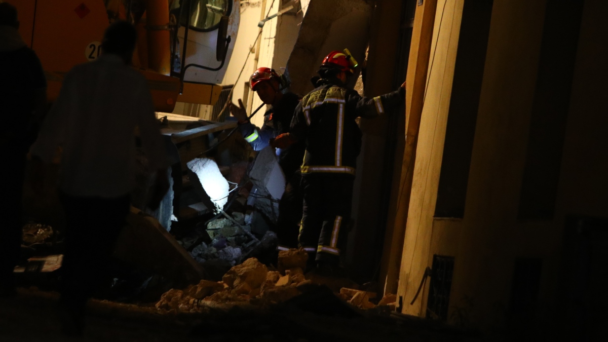 Έκρηξη στην Πλάκα: Γυναίκα ανασύρθηκε νεκρή από τον πρώτο όροφο – Συνεχίζονται οι έρευνες για τους άλλους 5 αγνοούμενους