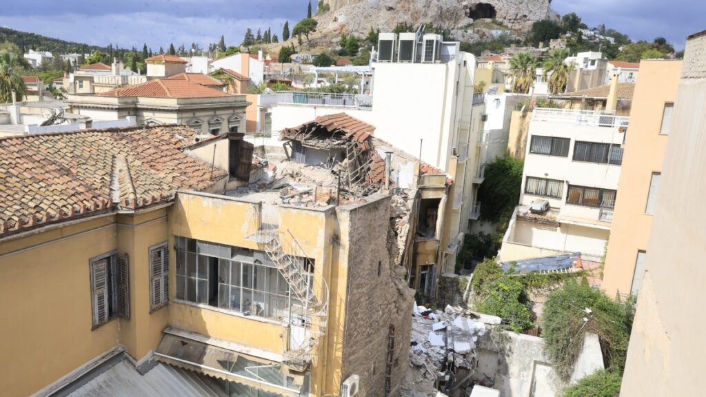 Πλάκα: Στην Ιατροδικαστική Υπηρεσία Αθηνών θα μεταβούν οι συγγενείς των θυμάτων για την αναγνώριση