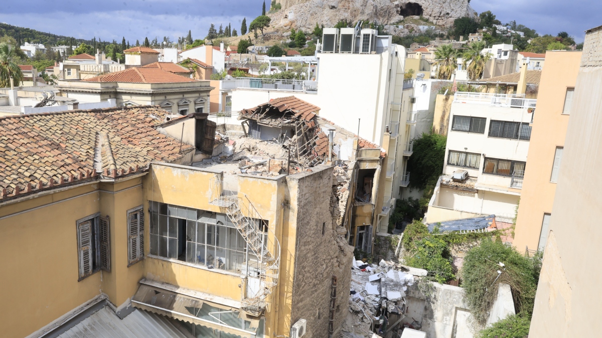 Πλάκα: Στην Ιατροδικαστική Υπηρεσία Αθηνών θα μεταβούν οι συγγενείς των θυμάτων για την αναγνώριση