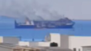 Σε ύφεση η πυρκαγιά στο Blue Carrier 2 – Σε εξέλιξη επιχείρηση διάσωσης