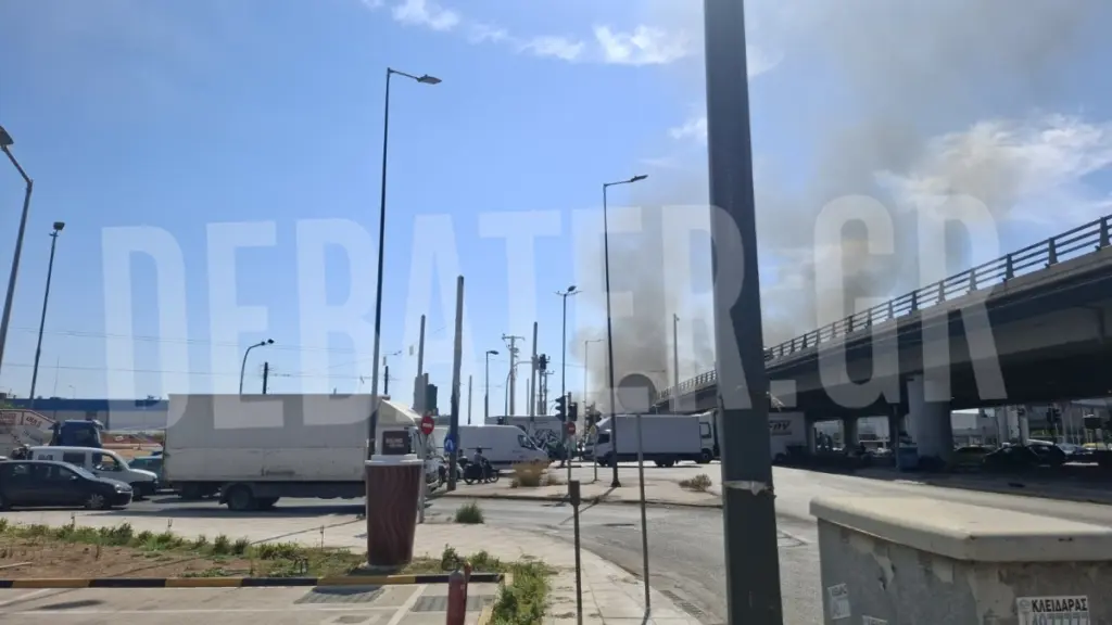 Φωτιά στου Ρέντη: Πολύ βελτιωμένη η εικόνα – Μικρές εστίες αντιμετωπίζουν οι πυροσβέστες