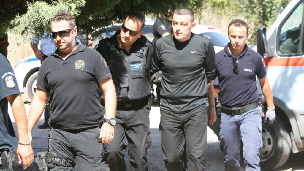 Ανάβυσσος: Συνελήφθη και η σύζυγος του ιδιοκτήτη του beach bar για τους πυροβολισμούς – Αναζητείται ο Αλκέτ Ριζάι
