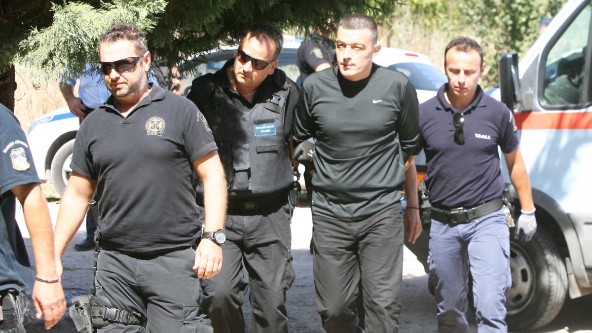 Ανάβυσσος: Δεν επέστρεψε στις φυλακές Δομοκού ο Αλκέτ Ριζάι – Συνελήφθη και η σύζυγος του ιδιοκτήτη του beach bar για τους πυροβολισμούς