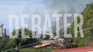 Φωτιά στην Ιαλυσό Ρόδου – Καίει σκεπή σπιτιού (βίντεο)