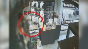 Ρόδος: Βίντεο ντοκουμέντο από την κλοπή σκουλαρικιών σε κοσμηματοπωλείο – “Μου μαγάρισαν το μαγαζί” λέει η ιδιοκτήτρια