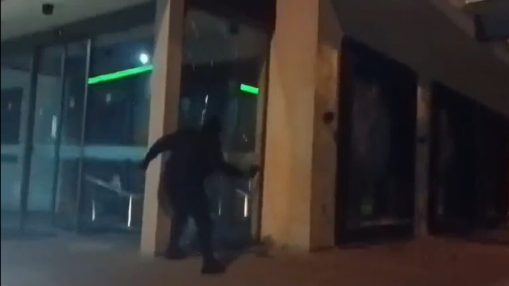 Επίθεση με βαριοπούλες στο εργοστάσιο της Βιολάντα στη Λάρισα από τον “Ρουβίκωνα” (βίντεο)