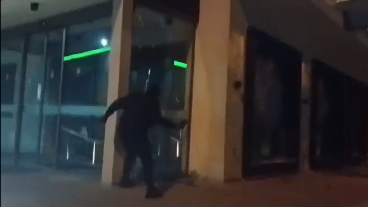 Επίθεση με βαριοπούλες στο εργοστάσιο της Βιολάντα στη Λάρισα από τον “Ρουβίκωνα” (βίντεο)
