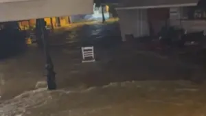 “Βούλιαξε” η Σκιάθος από τις βροχοπτώσεις – Χείμαρροι οι δρόμοι, διακοπές ρεύματος και πλημμύρες σε σπίτια (βίντεο)