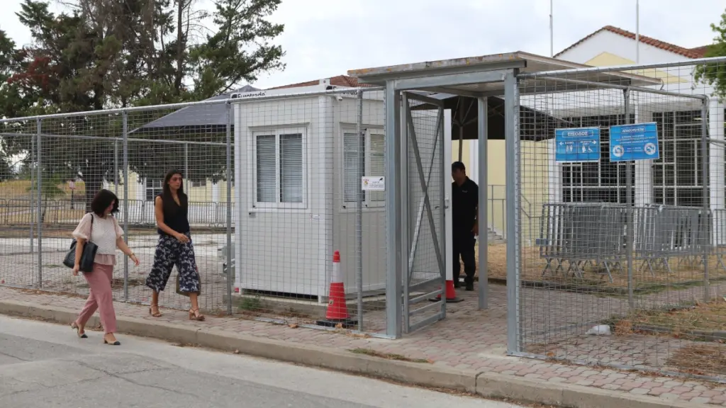 Δίκη για τα Τέμπη: Με τις καταθέσεις της οικογένειας Μπέζα ξεκίνησε η σημερινή συνεδρίαση