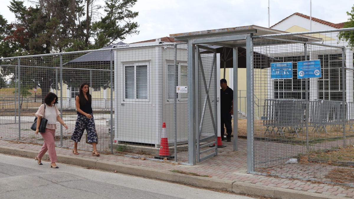 Δίκη για τα Τέμπη: Με τις καταθέσεις της οικογένειας Μπέζα ξεκίνησε η σημερινή συνεδρίαση
