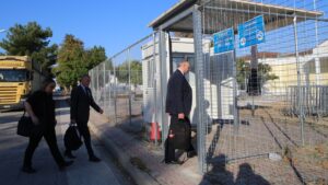 Δίκη για τα Τέμπη: Ένταση μεταξύ του Αντώνη Ψαρόπουλου με συγγενείς των μηχανοδηγών