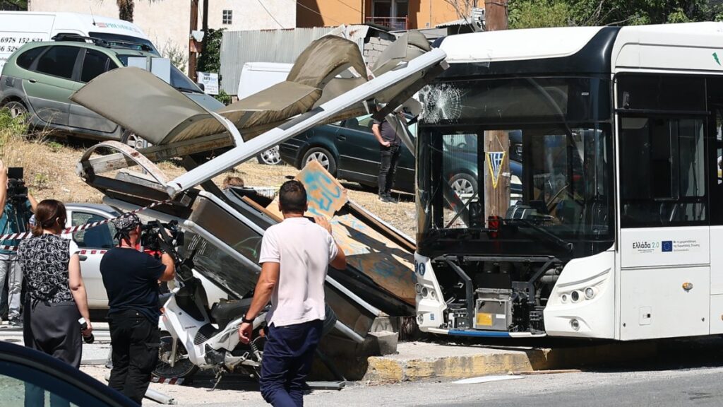 Θεσσαλονίκη: Πώς έπεσε το λεωφορείο πάνω στη στάση – Κρίσιμα 60χρονη, σοβαρά 32χρονη