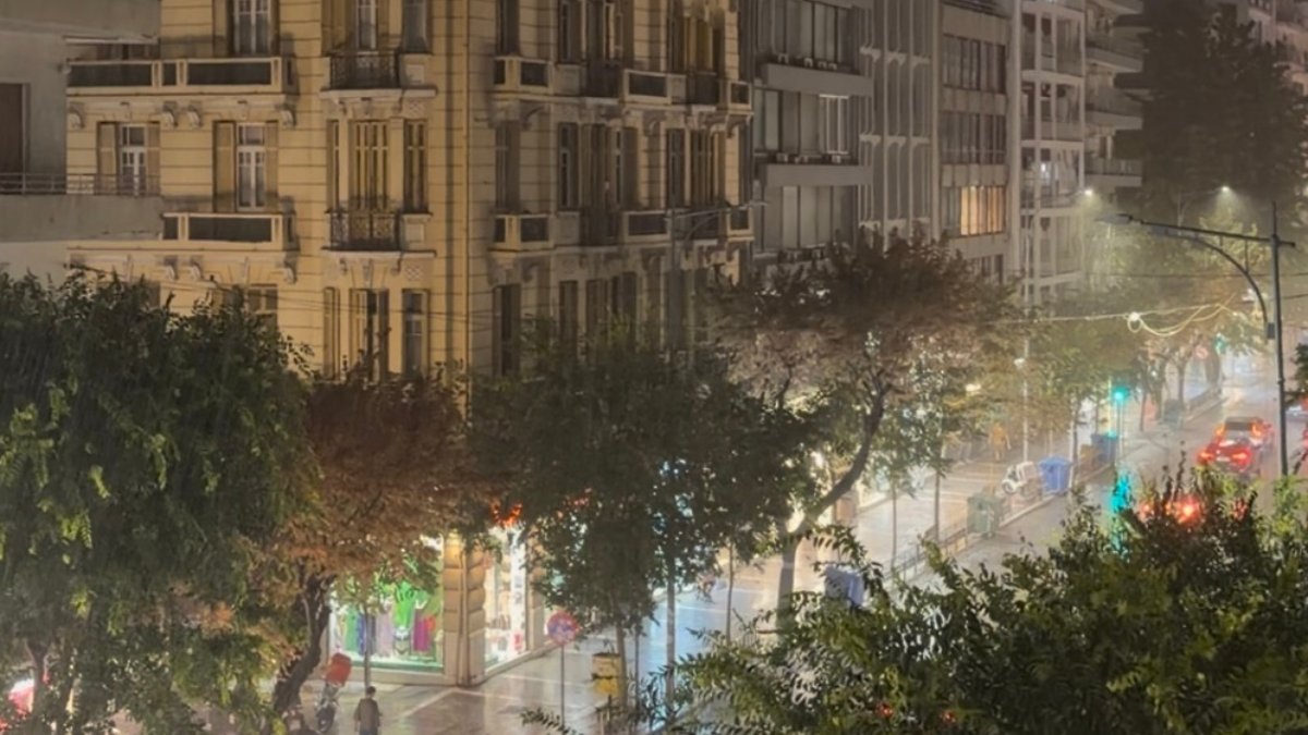 Σφοδρή καταιγίδα στη Θεσσαλονίκη – Πτώσεις δέντρων και πλημμυρικά φαινόμενα