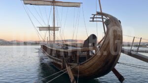 Αναχωρεί για Σαλαμίνα η ιστορική τριήρης «Ολυμπιάς» του Πολεμικού Ναυτικού (φωτογραφίες)