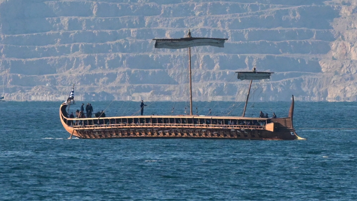 Αναχωρεί για Σαλαμίνα η ιστορική τριήρης «Ολυμπιάς» του Πολεμικού Ναυτικού
