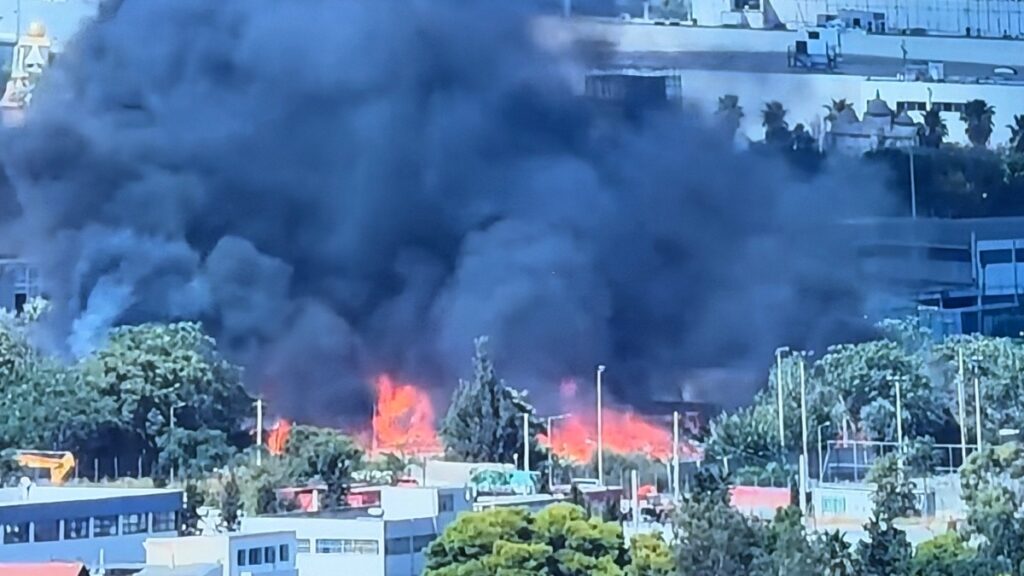 Φωτιά στο Ρέντη – Καίει σε υπαίθριο χώρο με απορρίμματα