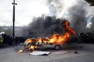 Γαλλία: Μερική απαγόρευση κυκλοφορίας μετά τα επεισόδια – Ασαφές πού και πώς θα εφαρμοστεί