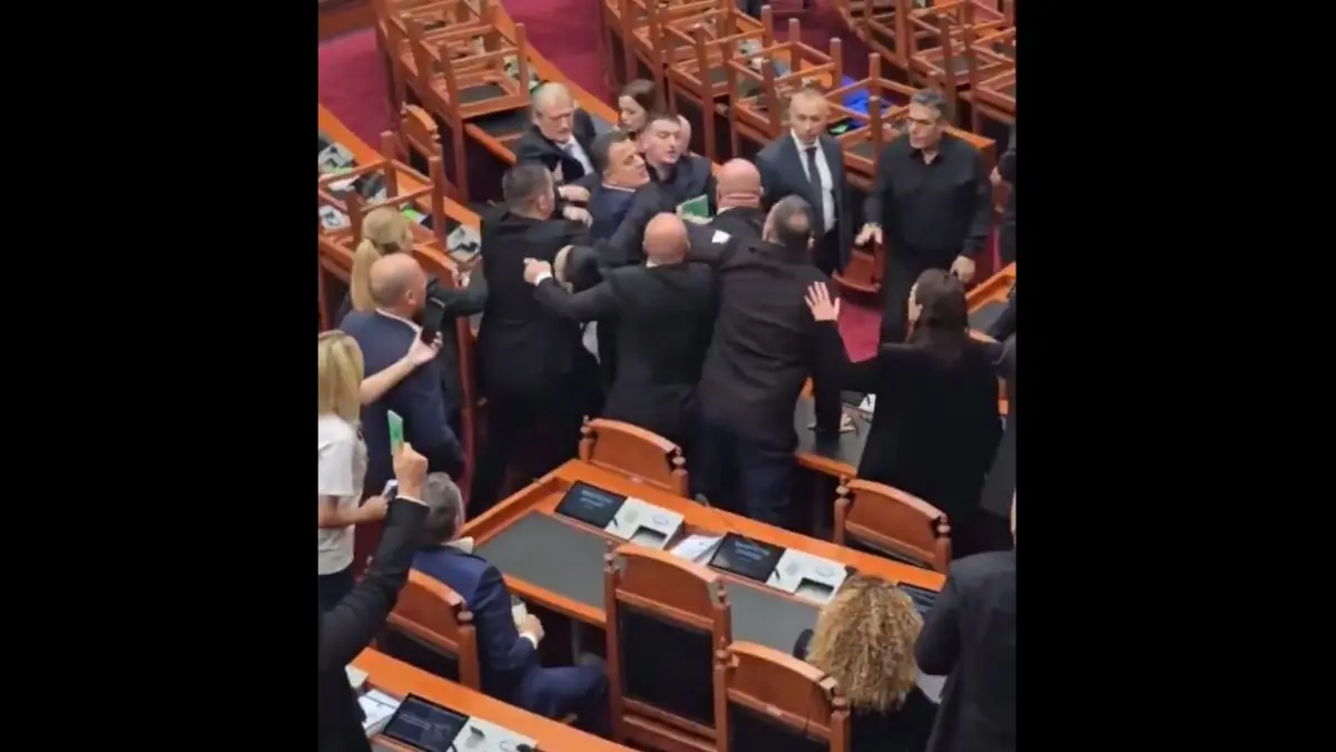 Αλβανία: Άγριο ξύλο στη Βουλή μεταξύ βουλευτών κυβέρνησης και αντιπολίτευσης (βίντεο)
