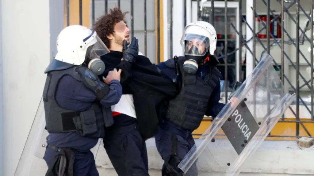 Αλβανία: Χάος στα Τίρανα με 272 τραυματίες – Πετροπόλεμος, δακρυγόνα και επιθέσεις σε κομματικά γραφεία