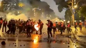 Αλβανία: Χάος για 7η ημέρα στα Τίρανα – Επίθεση στο Εφετείο και τραυματισμός Έλληνα δημοσιογράφου