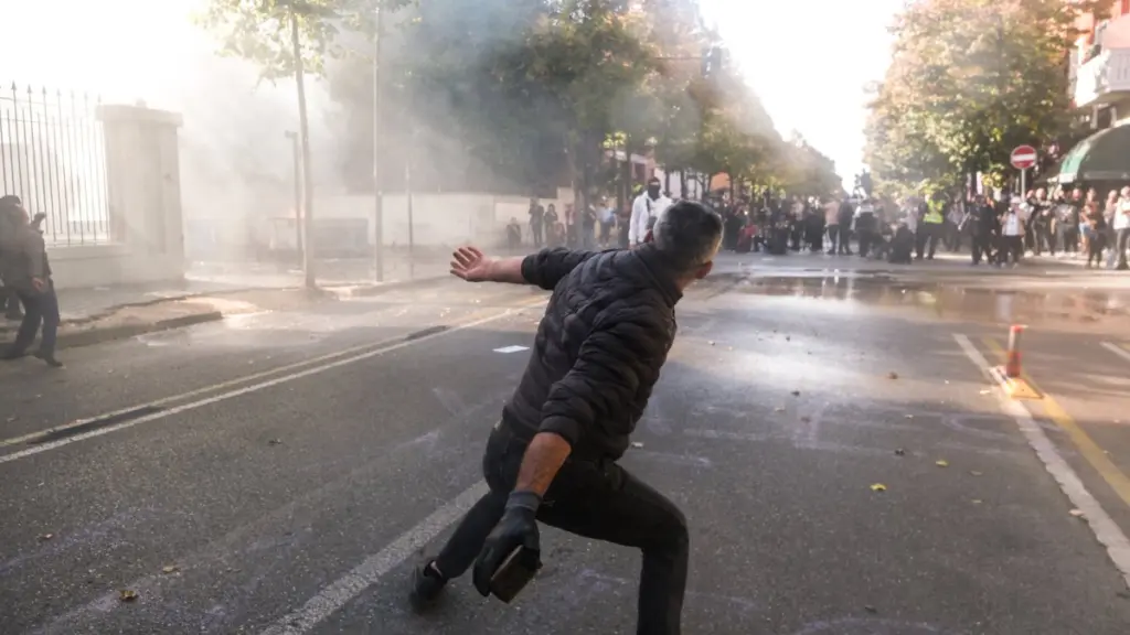 Αλβανία: Σκηνές χάους στα Τίρανα – Μολότοφ, φλεγόμενα οδοφράγματα και δακρυγόνα έξω από το γραφείο Ράμα