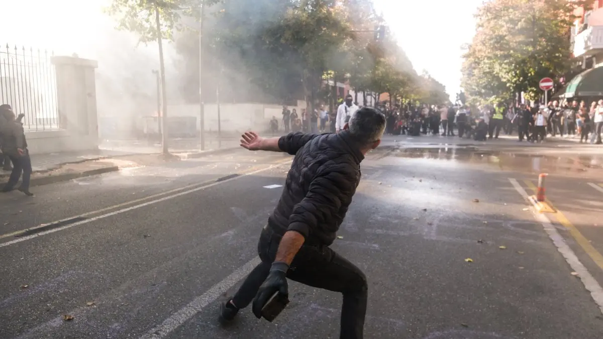 Αλβανία: Σκηνές χάους στα Τίρανα – Μολότοφ, φλεγόμενα οδοφράγματα και δακρυγόνα έξω από το γραφείο Ράμα