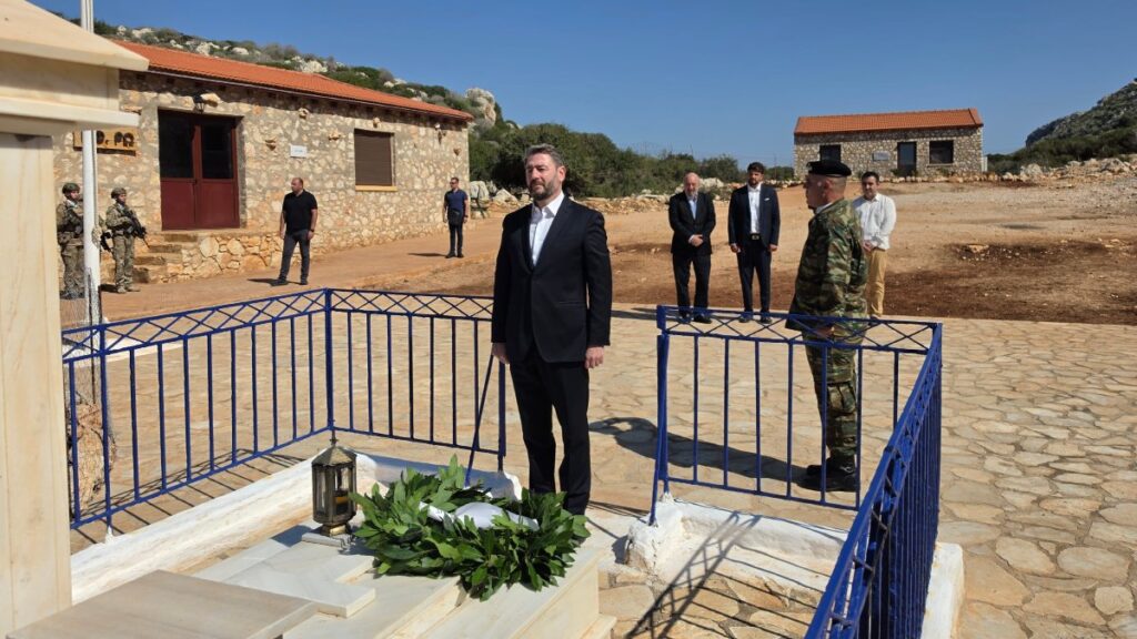 Ανδρουλάκης: Στην ακριτική Ρω ο πρόεδρος του ΠΑΣΟΚ – Κατέθεσε στεφάνι στο μνημείο της Κυράς της Ρω