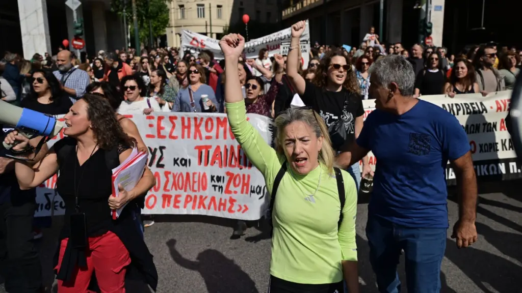 Ολοκληρώνεται το πανεκπαιδευτικό συλλαλητήριο – Επιστρέφουν στα Προπύλαια οι διαδηλωτές