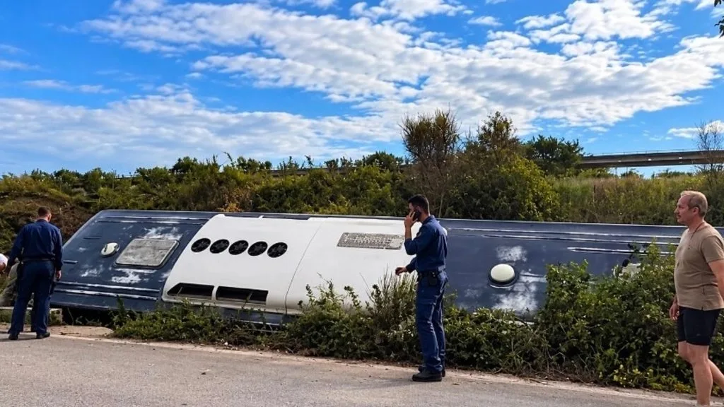 Άρτα: Ανατροπή λεωφορείου του Πολεμικού Ναυτικού με 23 σπουδαστές – 13 τραυματίες