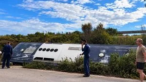 Άρτα: Ανατροπή λεωφορείου του Πολεμικού Ναυτικού με 23 σπουδαστές – 13 τραυματίες