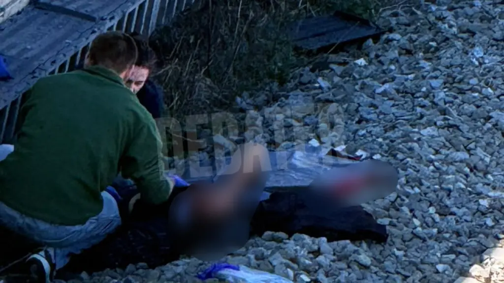 Σοβαρό τροχαίο στην Αττική Οδό: Οδηγός φορτηγού εκσφενδονίστηκε στις γραμμές του Προαστιακού – Αποκλειστικές φωτογραφίες