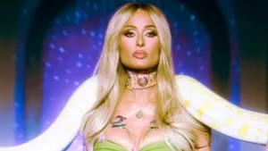 Paris Hilton: Μεταμορφώθηκε σε Britney Spears κρατώντας ένα κίτρινο φίδι