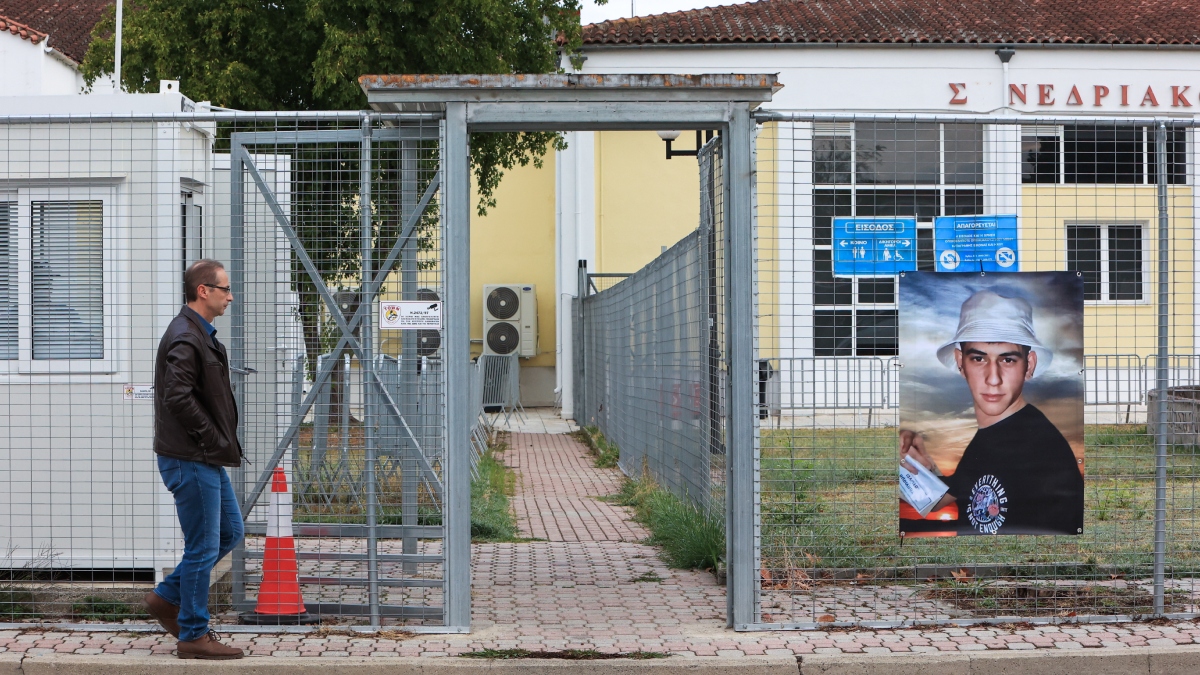 Δίκη για Τέμπη: “Αν δεν υπήρχε η αλλοίωση στον χώρο θα μπορούσαν να απαντηθούν πολλά ερωτήματα” είπε η μητέρα του 23χρονου Ιορδάνη