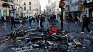 Γαλλία: 2.397 συλλήψεις και 997 τραυματίες αστυνομικοί από τα επεισόδια – Επτά σοβαρά