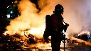 Γαλλία: Πολιτική διαμάχη μετά τις επεισοδιακές διαδηλώσεις – Πρόταση να τεθεί εκτός νόμου το κόμμα Μελανσόν
