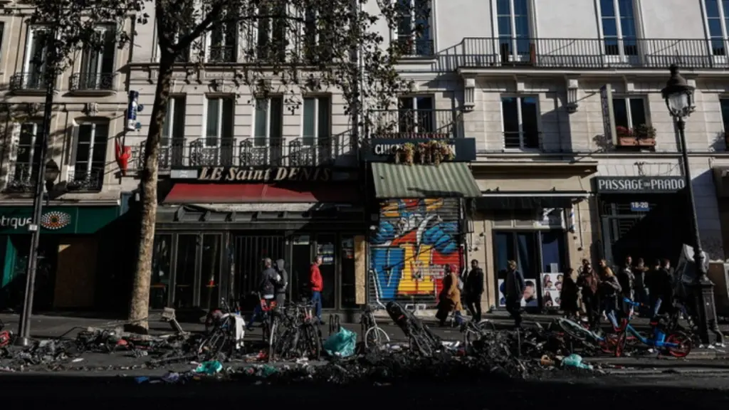 Γαλλία: Εικόνες χάους μετά τις διαδηλώσεις – Πάνω από 1.800 συλλήψεις, ένας νεκρός και διάγγελμα Μακρόν