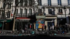 Γαλλία: Εικόνες χάους μετά τις διαδηλώσεις – Πάνω από 1.800 συλλήψεις, ένας νεκρός και διάγγελμα Μακρόν