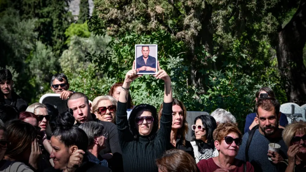 Γιώργος Μαζωνάκης: Με μπαλόνια, τραγούδια και δάκρυα το 40ήμερο μνημόσυνο στη Νίκαια