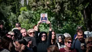 Γιώργος Μαζωνάκης: Με μπαλόνια, τραγούδια και δάκρυα το 40ήμερο μνημόσυνο στη Νίκαια