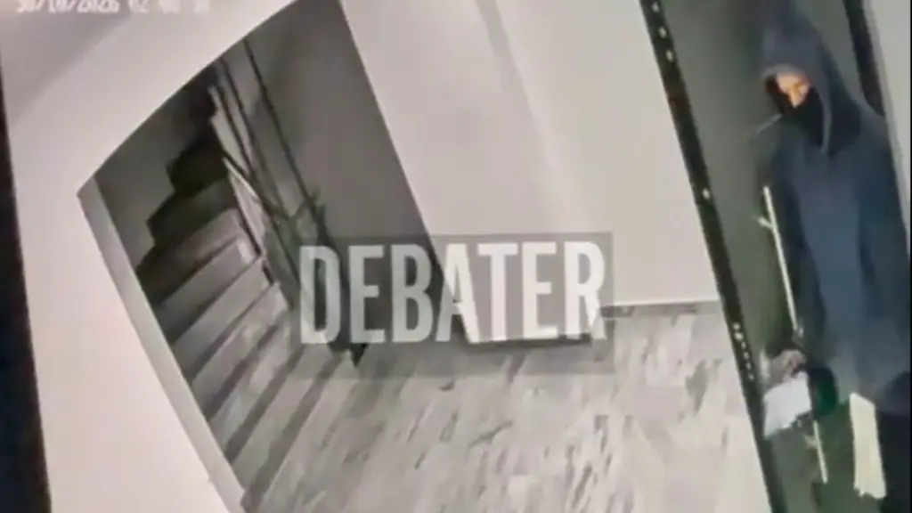Γλυφάδα: Η στιγμή που ο αξιωματικός του Πολεμικού Ναυτικού εισβάλλει στο σπίτι της πρώην του για να βάλει φωτιά (βίντεο)